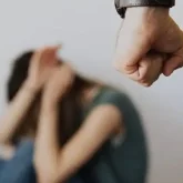 Тізерлетіп кешірім сұратқан: Алматыда бір топ жасөспірім қыз баланы ұрып-соққан