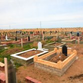 Танымал шоумен 8 наурызға сүйіктісіне зираттан орын сыйлады