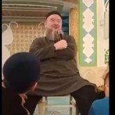 «Медресе шәкірттері емес»: Білім басқармасы аяғын уқалатқан ұстазға қатысты мәлімдеме жасады