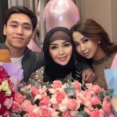 «Азамат болды деген осы»: Айнұр Тұрсынбаеваның ұлы мен қызы Алматыда жүздеген адамға ауызашар берді