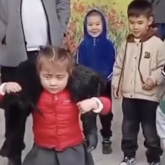 «Қазақ қызға қой көтертпеген»: Бүлдіршін қыздарға қой көтертіп жарыстырғандар сынға ұшырады (ВИДЕО)