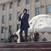 «Мас екен деп қалдым»: Құдайберген Бекіш ән айтамын деп күлкіге қалды (ВИДЕО)