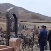 «Дінге қайшы»: Алматы облысында діншіл жігіт бейіттерді қиратып тастаған