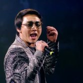 «Ішім шығып, киімдерім сыймай жүр»: Қайрат Нұртас ақтөбелік тыңдарманына костюмін сыйлады (ВИДЕО)