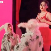 «Театр емес, түнгі клуб дерсің»: Театр сахнасында шешінген актриса сынның астында қалды (ВИДЕО)