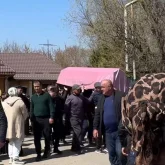 «Туған күнін күтіп жүрген»: Алматыда жүк көлігі қағып кеткен 7 жасар Айзерені жерлеу рәсімі өтті