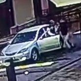 Алматыда жас жігіт өзіне ескерту берген күзетшіні аямай ұрып тастаған