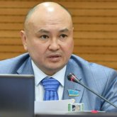 «Я не курю, но я балдею»: Мәжілісте депутат даулы мәселе көтерді