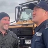 Ұлытау облысында ағылшын тілінде еркін сөйлейтін полиция қызметкері желі жұлдызына айналды (ВИДЕО)