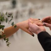 «Бір-бірімізді сүйеміз»: 47 жастағы әйел болашақ күйеу баласынан жүкті болып қалған (ФОТО)
