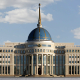 Тоқаев дүниеден өткен Әкім Таразидің жақындарына көңіл айтты