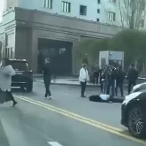 Астанада Министрліктер үйінің алдында ер адамды көлік қағып кетті (ВИДЕО)