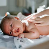 Павлодарда анасы 4 айлық нәрестесін ұрған: сәби жетімдер үйіне тапсырылды