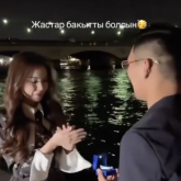 Парижде сүйіктісіне сөз салған қазақ жігіт сақинасын өзенге түсіріп алды (ВИДЕО)