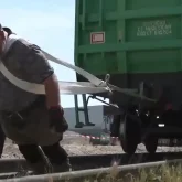 Қазақстанда болмаған рекорд! 52 жастағы спортшы 120 тонналық вагондарды сүйреді (ВИДЕО)