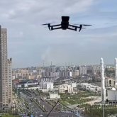 «Терезені жабыңыз»: Астанада дрондар әскери парадты терезеден тамашаламақ болған тұрғындарға ескерту жасады (ВИДЕО)