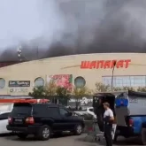 Астанада «Шапағат» сауда орталығы өртеніп жатыр (ВИДЕО)