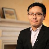 «Дайын асқа тік қасық»: Блогер Өркен Кенжебек жасы үлкен әйелге үйленетін жігіттерді сынға алды