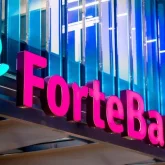 «Растау коды да, хабарлама да келмеген»: ForteBank клиентінің шотынан белгісіз біреу 300 мың теңге шешіп алған