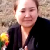 «Қоғамдық қысым маған да, қыздарыма да ауыр тиді»: Қызғалдақпен суретке түскен ауыл әкімі сотқа тартылды