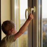 «Анасы жазаланады»: Павлодарда 3 жасар бала терезеден құлап қаза тапты