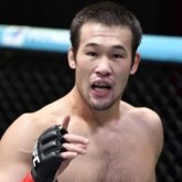 «Алдымен біліп алып сөйле»: Шавкат Рахмонов сұрақ қойған жанкүйеріне ұрысып берді (ВИДЕО)