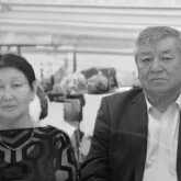 «Анасын 20 рет пышақтап, өгей әкесін балталаған»: Ақтөбеде кепілде ұстау операциясына қатысты сот басталды