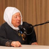 «Қыздарға намаз оқуға рұқсат бермеймін»: Әмина апа жетімдер үйіндегі діни сенім туралы айтты (ВИДЕО)