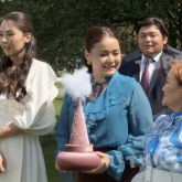 «Құдалығымыз құтты болсын!»: Актриса Әлия Ануарбекке сырға салынды (ВИДЕО)