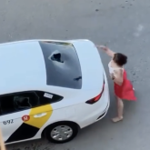 Шымкенттік әйел такси терезелерін таспен сындырды (ВИДЕО)