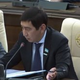 «Орысша сайрайды екенсіз ғой»: Ринат Зайыт қазақша түсінбеген шенеунікке аударма жасауға мәжбүр болды (ВИДЕО)