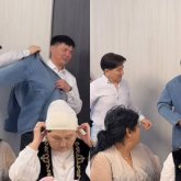 «Жағалы тон қайда?»: Жаңа құдаларына «джинсы» кит кигізген Сәкен Майғазиев сынға қалды