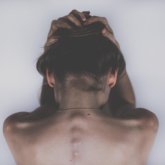 Миы шайқалып, бет-аузы көгерген: Ақтауда өгей әкесі қызының шашынан сүйреп, аяусыз сабаған