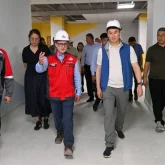 «Бізді жерге қараттыңыз»: Алматы әкімі 9 мектептің құрылысын аяқтамаған миллиардер Беловичке шүйлікті