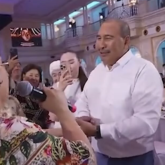 «Маған деген махаббатыңыз зор екен»: Мақпал Жүнісова Ермахан Ибрайымды ыңғайсыз жағдайға қалдырды (ВИДЕО)