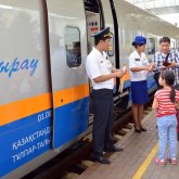 «Артық тума дегені ме?»: Пойызда өзімен бала алып жүруге қатысты шу шықты