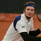 Әлемнің бірінші ракеткасын тізе бүктірді: Қазақстандық теннисші сенсация жасады