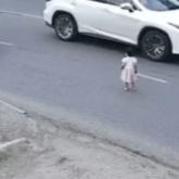 «Ата-анасы қайда қараған?»: Ақтөбеде жүргізушілер жолға шығып кеткен бүлдіршінді құтқарып қалды (ВИДЕО)