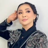 «Бұзауын ерткен сиырдай»: Меруерт Түсіпбаева мобилографтарын қасынан тастамайтын әншілерге шүйлікті