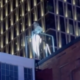 Астанада Үкімет үйінің маңында жас қыз жартылай жалаңаш билеген (ВИДЕО)