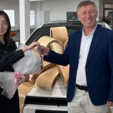 ҰБТ-дан 140 балл алған оқушы қыз сыйлыққа көлік алды