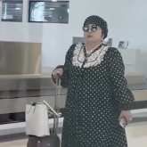 «Өркөкірек емес, өте қарапайым»: Әуежайда иіліп сәлем салған Мақпал Жүнісова көпшілікті сүйсінтті (ВИДЕО)