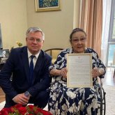 Бибігүл Төлегеноваға Лавровтың атынан сыйлық табыс етілді