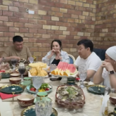 «Нұртас ағамыз менің жездем»: Тоқтар Серіков Қайрат Нұртастың әкесін төрге шығарды (ВИДЕО)