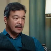 «Диагнозымды 46 жасымда білдім»: Танымал актер ұлы мен өзінің дертке шалдыққанын айтты (ВИДЕО)