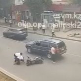 Алматыда мопед айдаған ұры полицейді асфальтпен сүйреп әкетті - жұрт шошып қалды