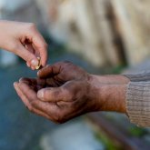 Ақтауда 50 жасар әйел мен оның балалары мүгедектерді қайыр сұрауға мәжбүрлеген