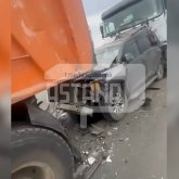 Астанада жеңіл көлік жүк көліктерінің арасында мыжылып қалды (ВИДЕО)