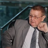 «Қартайғанда үйінен айрылмақ»: Алаяқтар белгілі професорды алдап баспанасын сатып жіберген