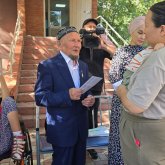 «Меккеге барамын деп жинадым»: Павлодарда қарттар үйінде тұратын ақсақал жиған-тергенін мүгедек балаларға берді ВИДЕО)